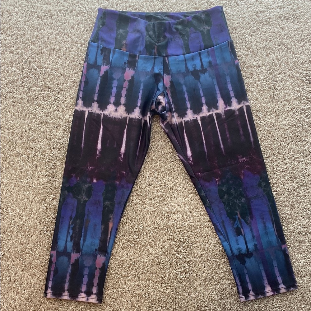 Onzie Capri graphic leggings 
BNWT. Size XS and S. regular waistband